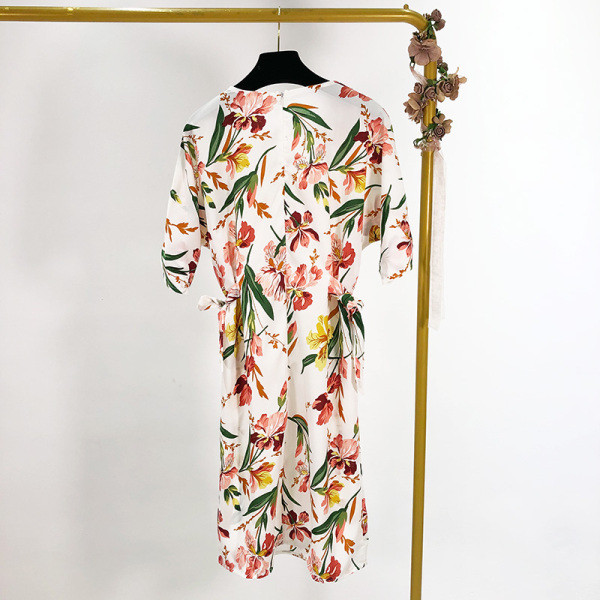 Lezser nyári ruha 3/4-es ujjal, derékban megkötős fehér és fekete színben, virágmintával