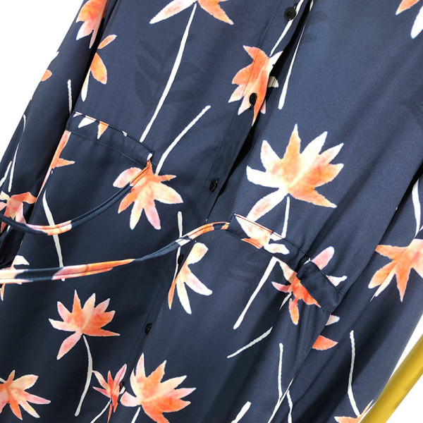 Μακρύ γυναικείο ανοιξιάτικο φόρεμα με κουμπιά και κορδόνια σε μπλε χρώμα  με floral πριντ