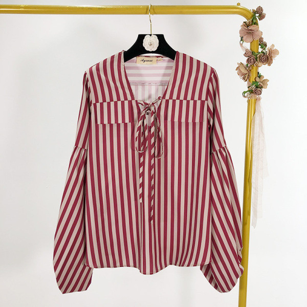 Lezser csíkos ing V-nyakkal és piros nyakkendővel