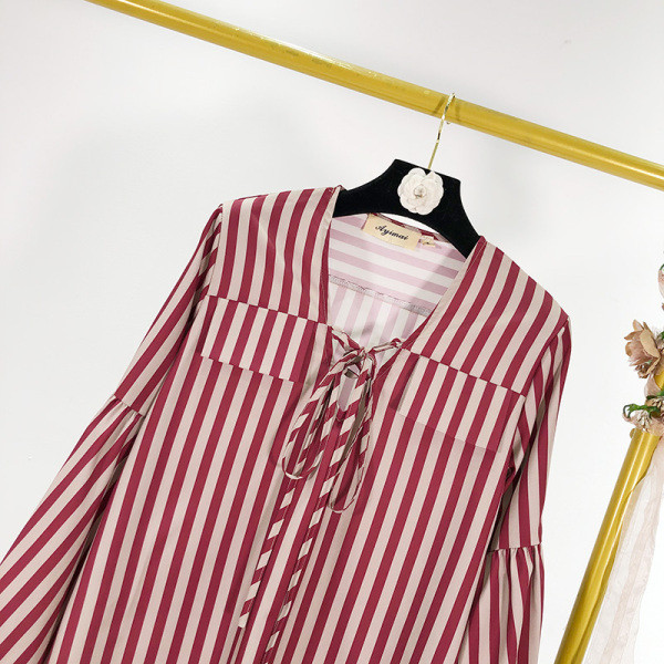 Lezser csíkos ing V-nyakkal és piros nyakkendővel