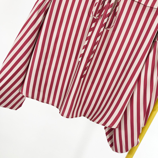 Lezser csíkos ing V-nyakkal és piros nyakkendővel