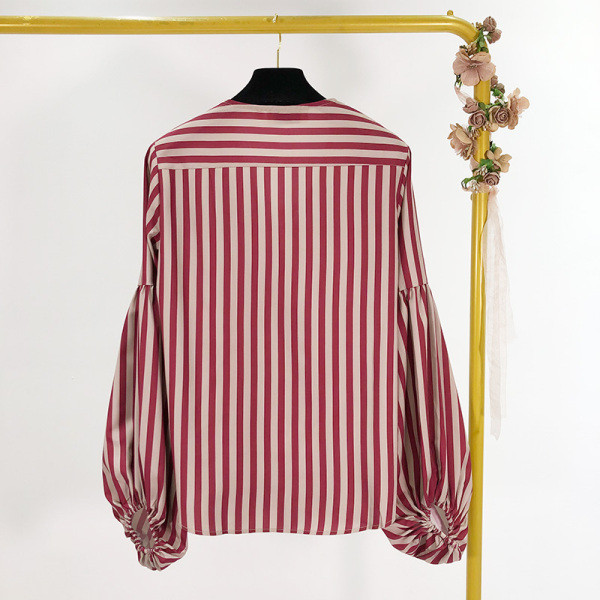 Lezser csíkos ing V-nyakkal és piros nyakkendővel