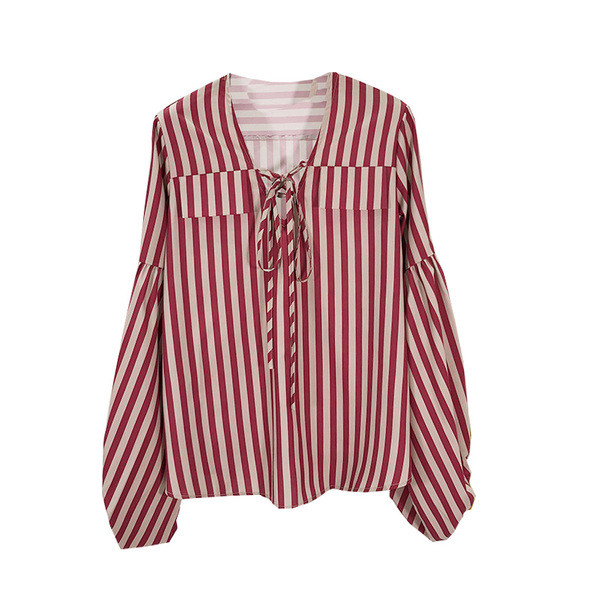 Lezser csíkos ing V-nyakkal és piros nyakkendővel