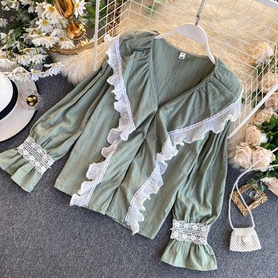 Női ing fehér és zöld színben V-nyakkal és csipkével