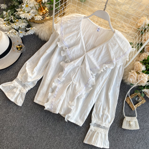 Női ing fehér és zöld színben V-nyakkal és csipkével