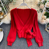 Piros, bézs, szürke és fekete női pulóver V-nyakkal