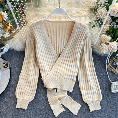 Piros, bézs, szürke és fekete női pulóver V-nyakkal