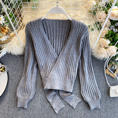 Piros, bézs, szürke és fekete női pulóver V-nyakkal