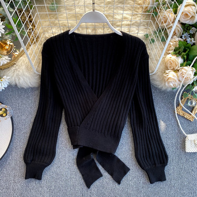 Piros, bézs, szürke és fekete női pulóver V-nyakkal