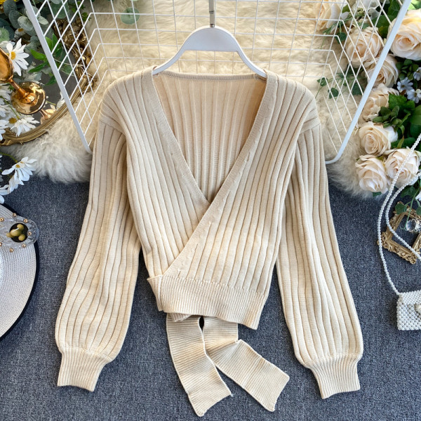 Piros, bézs, szürke és fekete női pulóver V-nyakkal