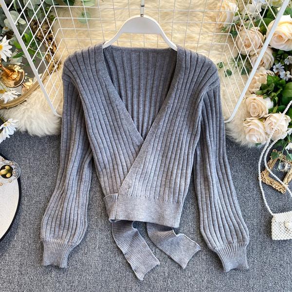 Piros, bézs, szürke és fekete női pulóver V-nyakkal