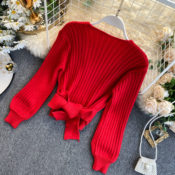 Piros, bézs, szürke és fekete női pulóver V-nyakkal