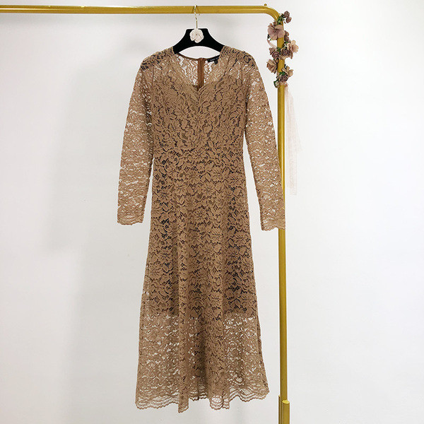 Elegáns női csipkeruha V-nyakkal barna, fehér és fekete színben