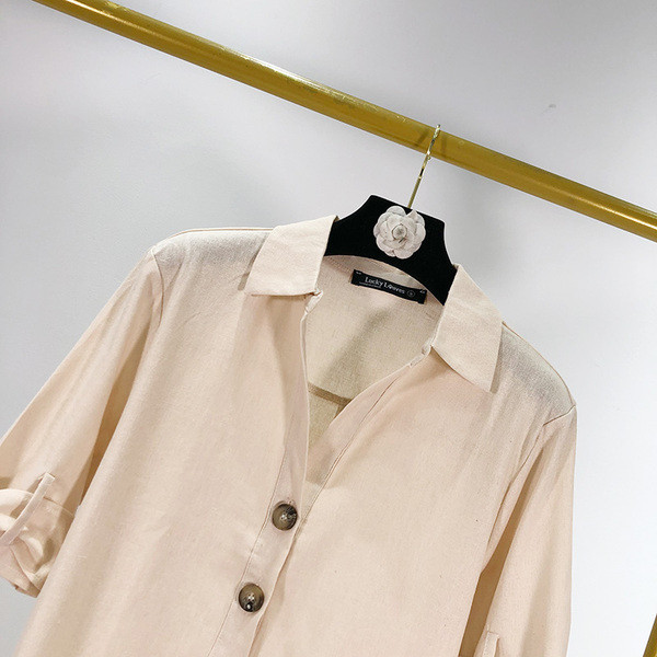 Női alkalmi ing egyenes modell klasszikus gallérral és bézs gombokkal