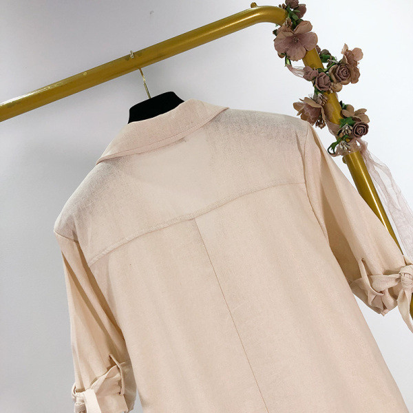 Női alkalmi ing egyenes modell klasszikus gallérral és bézs gombokkal