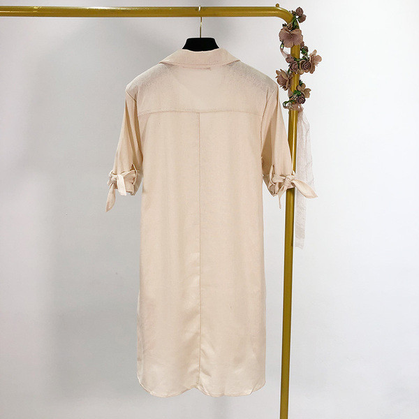 Női alkalmi ing egyenes modell klasszikus gallérral és bézs gombokkal