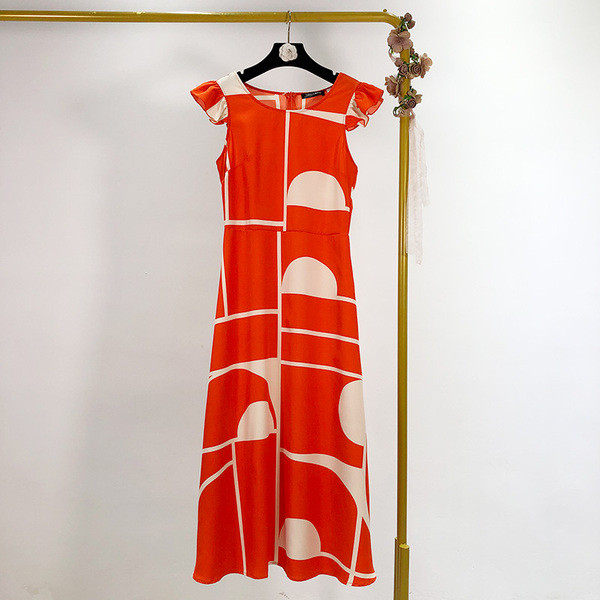 Hosszú nyári ruha kivágott modell rövid lótusz ujjal és ovális nyakkivágással, piros színben