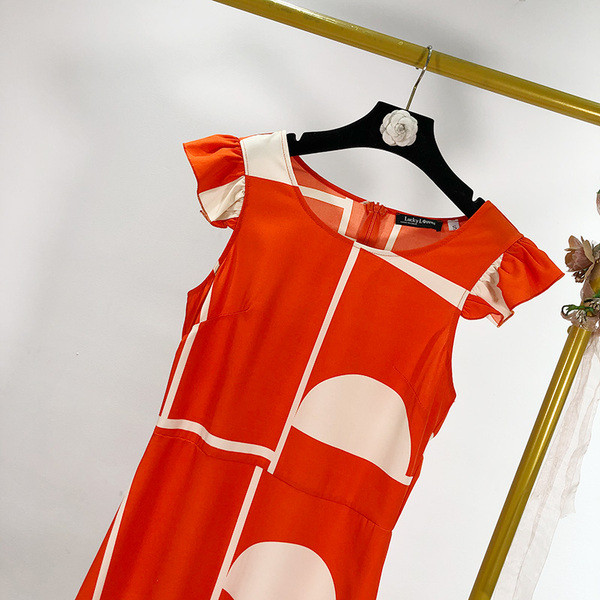 Hosszú nyári ruha kivágott modell rövid lótusz ujjal és ovális nyakkivágással, piros színben