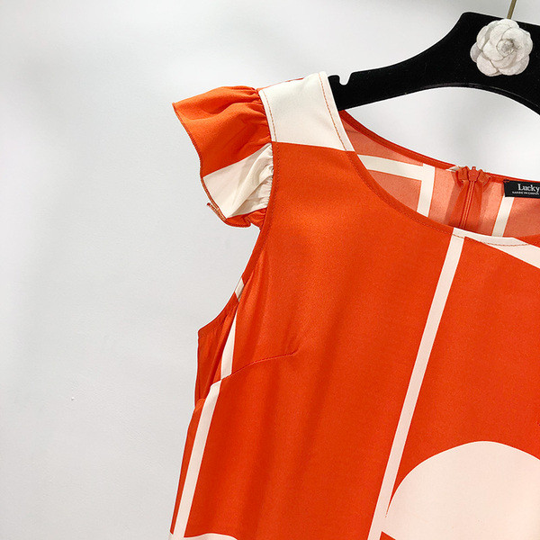 Hosszú nyári ruha kivágott modell rövid lótusz ujjal és ovális nyakkivágással, piros színben