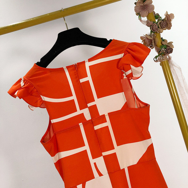 Hosszú nyári ruha kivágott modell rövid lótusz ujjal és ovális nyakkivágással, piros színben