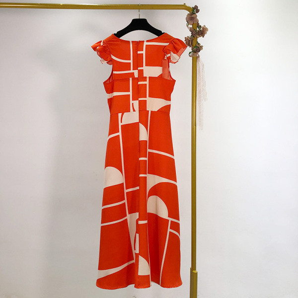 Hosszú nyári ruha kivágott modell rövid lótusz ujjal és ovális nyakkivágással, piros színben