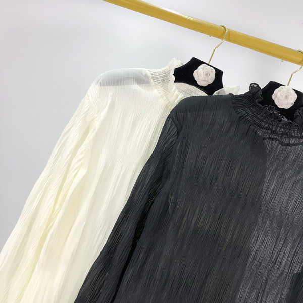 Φαρδύ γυναικεία μπλούζα με ελαστικό κολάρο σε άσπρο και μαύρο χρώμα