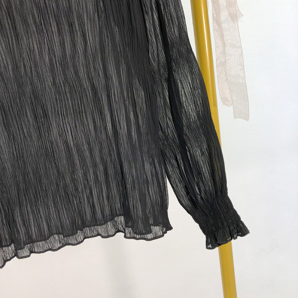 Φαρδύ γυναικεία μπλούζα με ελαστικό κολάρο σε άσπρο και μαύρο χρώμα