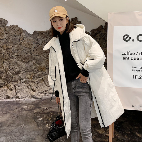 Női téli kabát kapucnival és derékkötővel - hosszú modell fehér és fekete színben