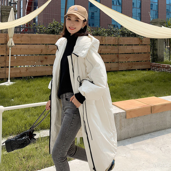 Női téli kabát kapucnival és derékkötővel - hosszú modell fehér és fekete színben