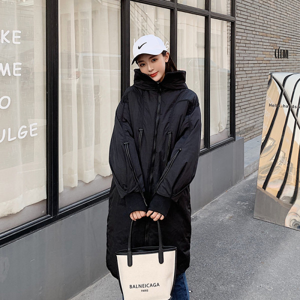 Női téli kabát kapucnival és derékkötővel - hosszú modell fehér és fekete színben