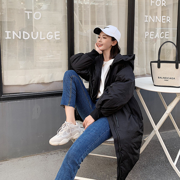 Női téli kabát kapucnival és derékkötővel - hosszú modell fehér és fekete színben