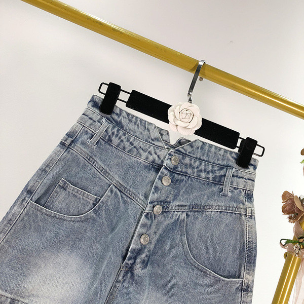 Rövid nyári farmer, magas derékkal és gombokkal, kék színben