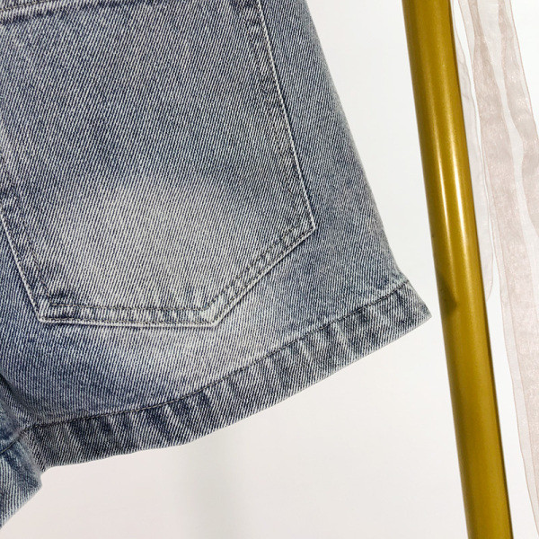 Rövid nyári farmer, magas derékkal és gombokkal, kék színben