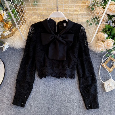 Női csipkeblúz fehér és fekete színben, szalaggal és cipzárral