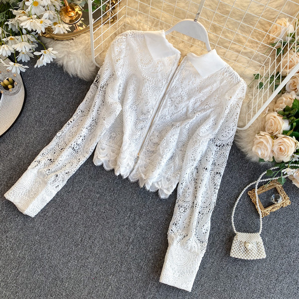 Női csipkeblúz fehér és fekete színben, szalaggal és cipzárral