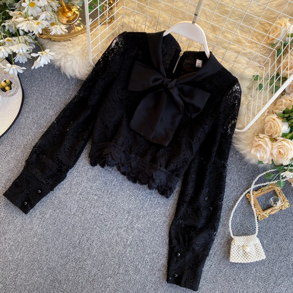 Női csipkeblúz fehér és fekete színben, szalaggal és cipzárral