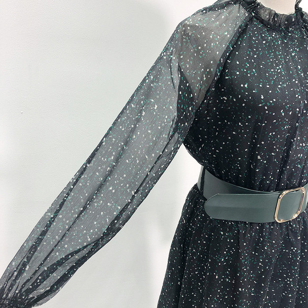 Modern női hosszú ruha övvel és tüll ujjú fekete színben