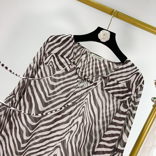 Széles sifon női ing barna nyakkivágással és zebramintával