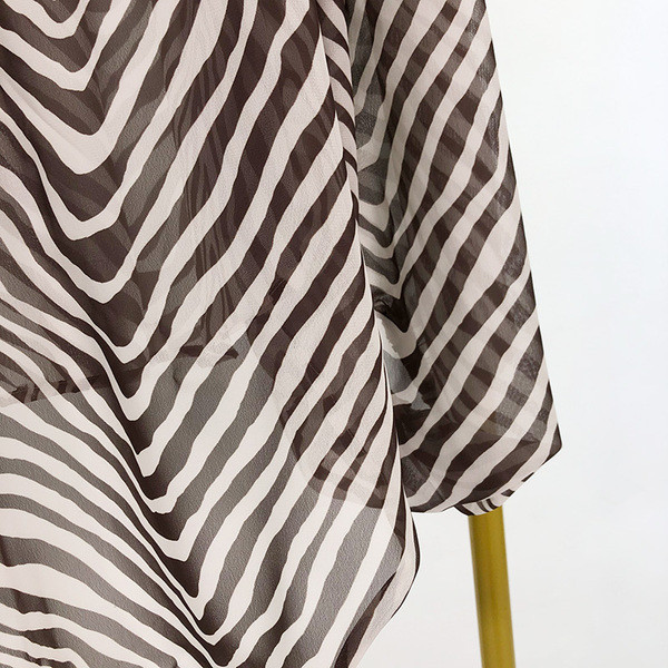 Széles sifon női ing barna nyakkivágással és zebramintával