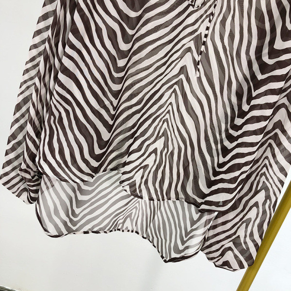 Széles sifon női ing barna nyakkivágással és zebramintával