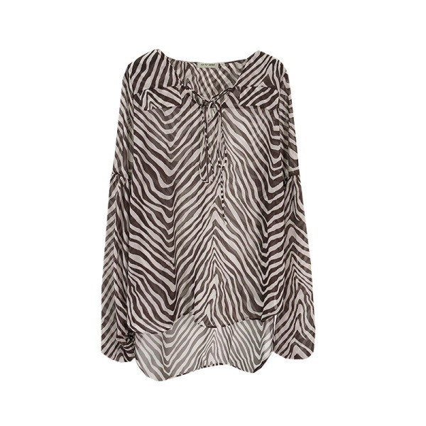 Széles sifon női ing barna nyakkivágással és zebramintával