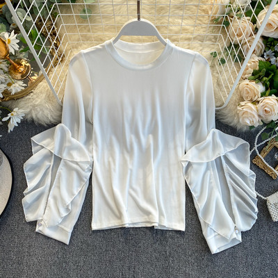 Piros, fehér, zöld és fekete női blúz kerek nyakkivágással és fürtökkel