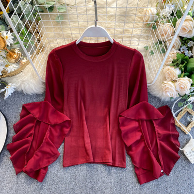 Piros, fehér, zöld és fekete női blúz kerek nyakkivágással és fürtökkel