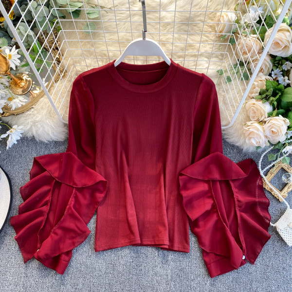 Piros, fehér, zöld és fekete női blúz kerek nyakkivágással és fürtökkel