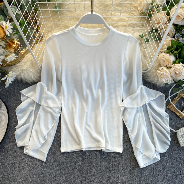 Piros, fehér, zöld és fekete női blúz kerek nyakkivágással és fürtökkel