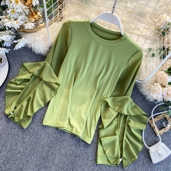 Piros, fehér, zöld és fekete női blúz kerek nyakkivágással és fürtökkel