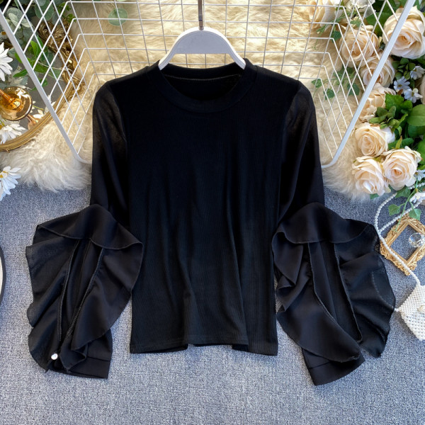 Piros, fehér, zöld és fekete női blúz kerek nyakkivágással és fürtökkel