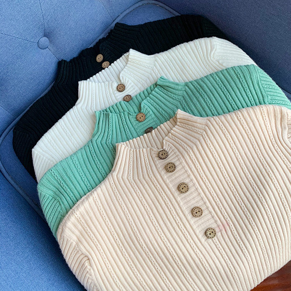 Női pulóver vékony kötéssel és gombokkal fekete, kék, fehér és bézs színben