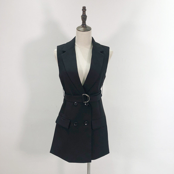 Modern testre szabott mellény gombokkal és fekete övvel