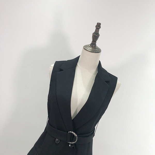 Modern testre szabott mellény gombokkal és fekete övvel